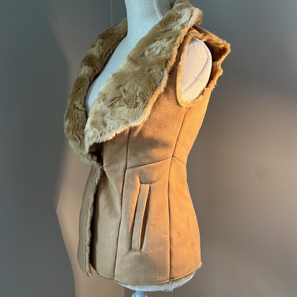 White House Black Market Jackets & Blazers - 👢White House Black Market Tan Faux Suede & Fur Vest XXS 👢